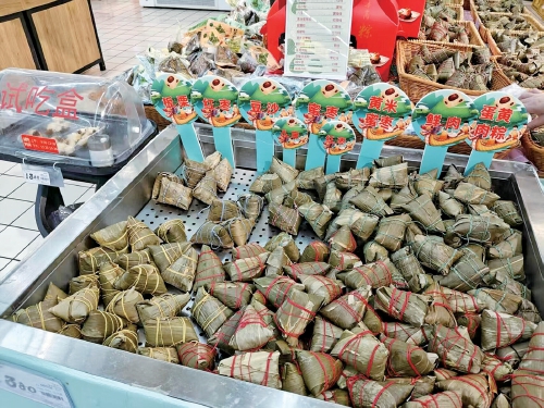 又到吃粽时，传统口味销路不愁，市民“地铁站里买了当晚饭”