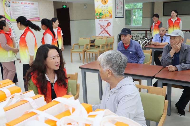 泰康人寿聊城中支开展“情暖夕阳红 爱心公益行”宣传活动