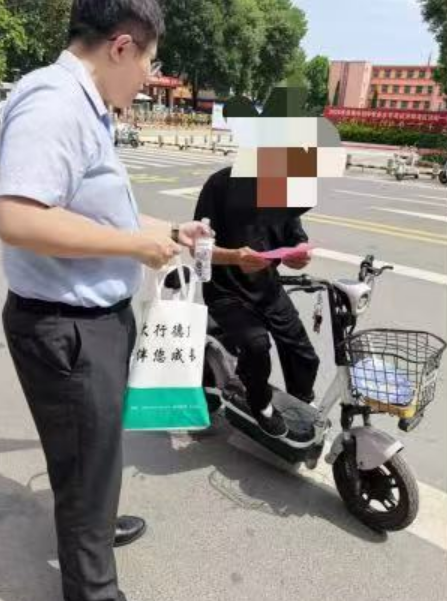 农行济南济阳支行营业室——爱心助考践初心 清凉护航暖人心