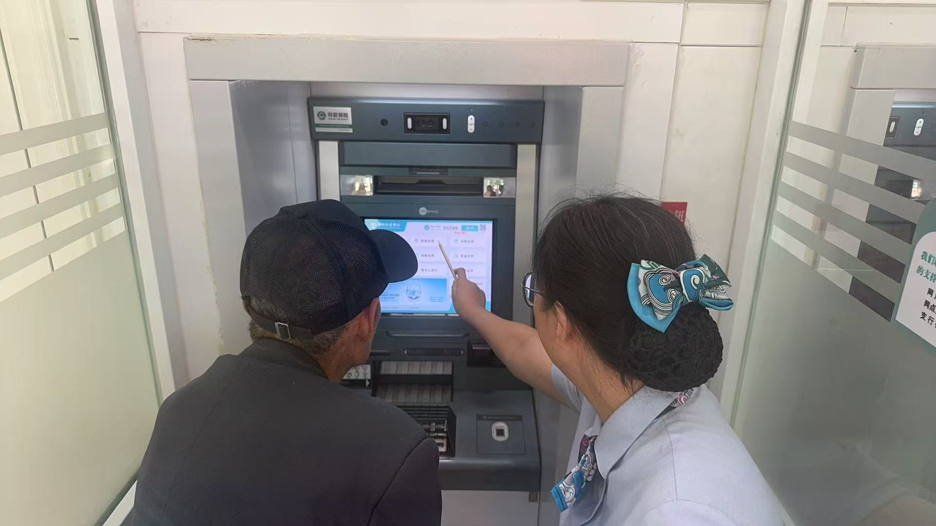 农行平阴东阿支行：助老服务暖人心 智能机具显温情