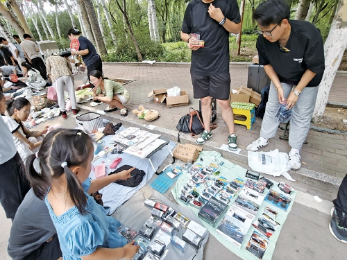 毕业季，探访济南两处高校跳蚤市场：承载着热爱的回忆，在这里传递