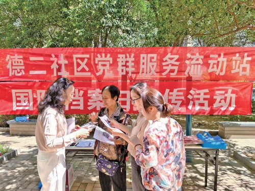 “摆摊”居委会、社区搭子……看基层治理的“新样板”