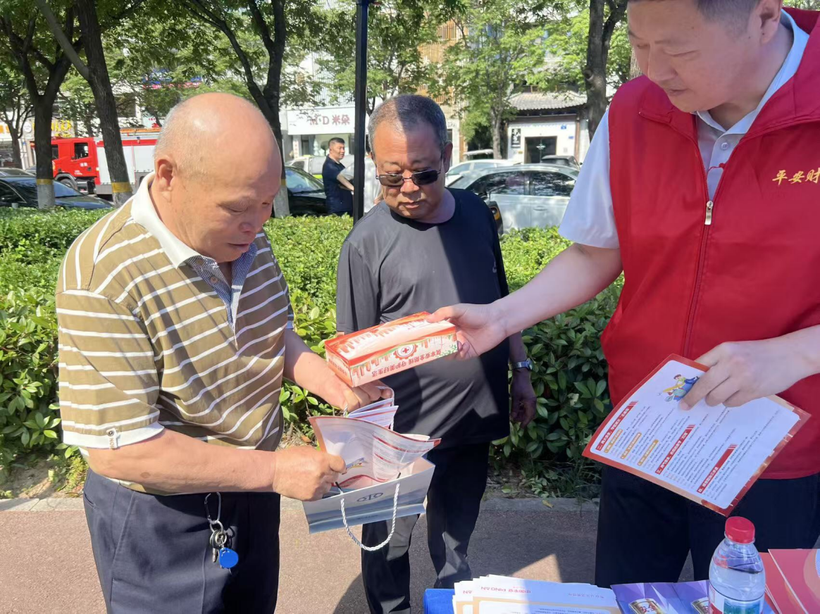 平安产险潍坊中心支公司参加“安全宣传咨询日”活动