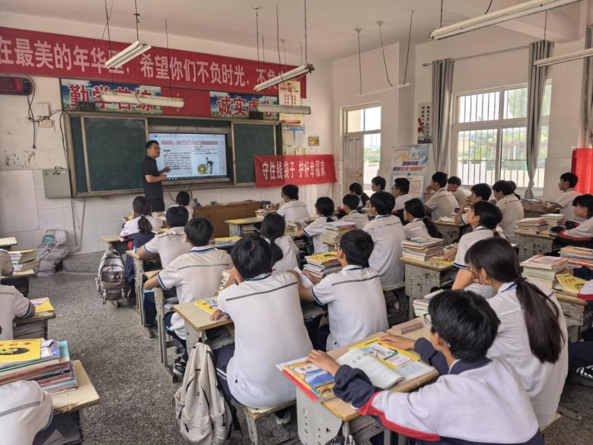 平安产险成武支公司聚焦青少年群体，深入校园开展防范非法金融宣传