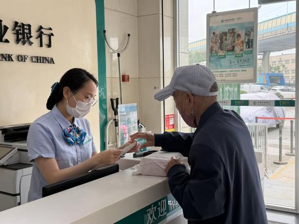 农行济南泺源无影山支行：厅堂暖心劝阻，守护老年客户财产安全