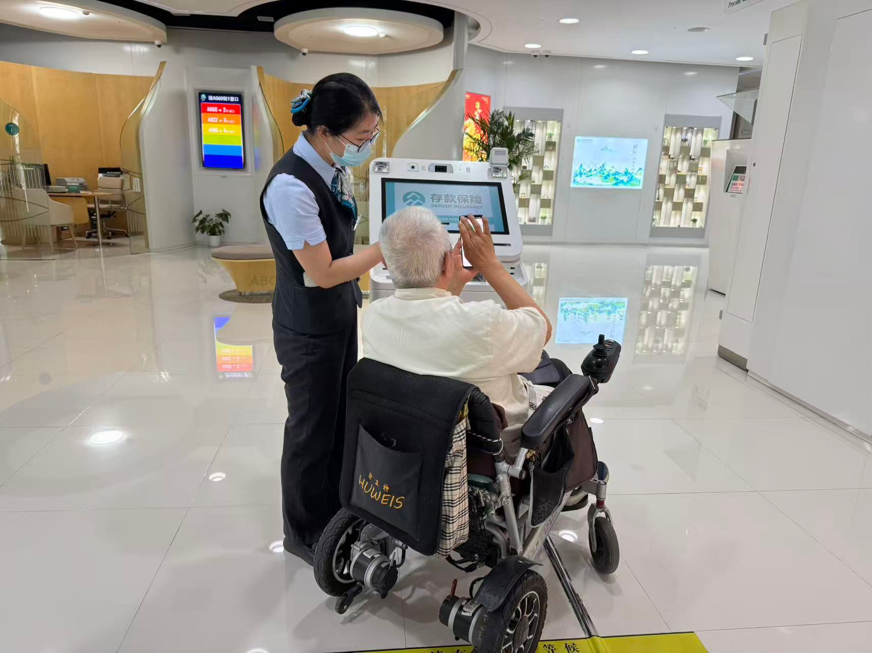 农行济南历城支行：暖心相伴无障碍 厅堂温情护银发
