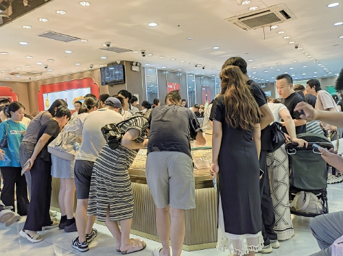 金价回落购金热度再升 有老顾客称金店“傍晚6点下班太早”