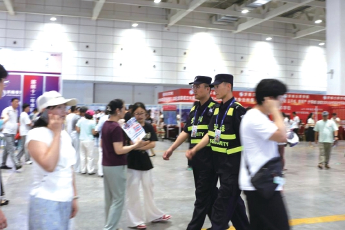 济南公安等多部门联动全力护航中考志愿填报服务会
