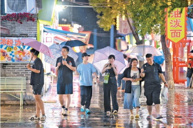 济南雨夜氛围感拉满游客撑伞逛吃宽厚里