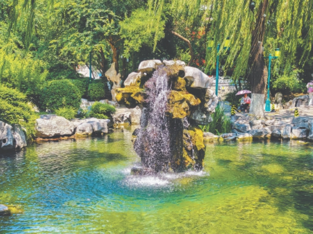 连续喷涌超300天，月牙泉未老盛夏势尤雄
