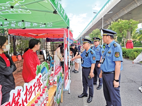 党旗飘在街巷精治幸福底色 历城城管把民生实事绣进群众日常