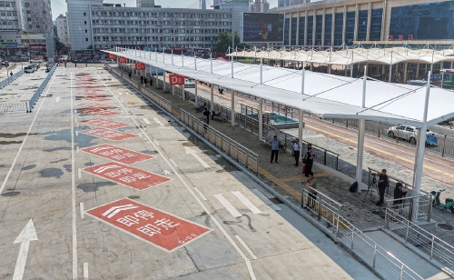 济南站南广场临时交通接驳枢纽今起启用 各类车流隔离运行，乘坐网约车有地面和地下两条路线