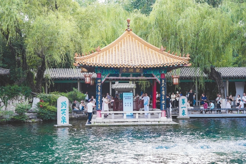 以泉为媒 赓续文脉 2026济南国际泉水节泉炬传递走进明府城片区