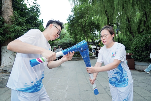 以泉为炬 赓续文脉 2026济南国际泉水节泉炬传递走进明府城片区