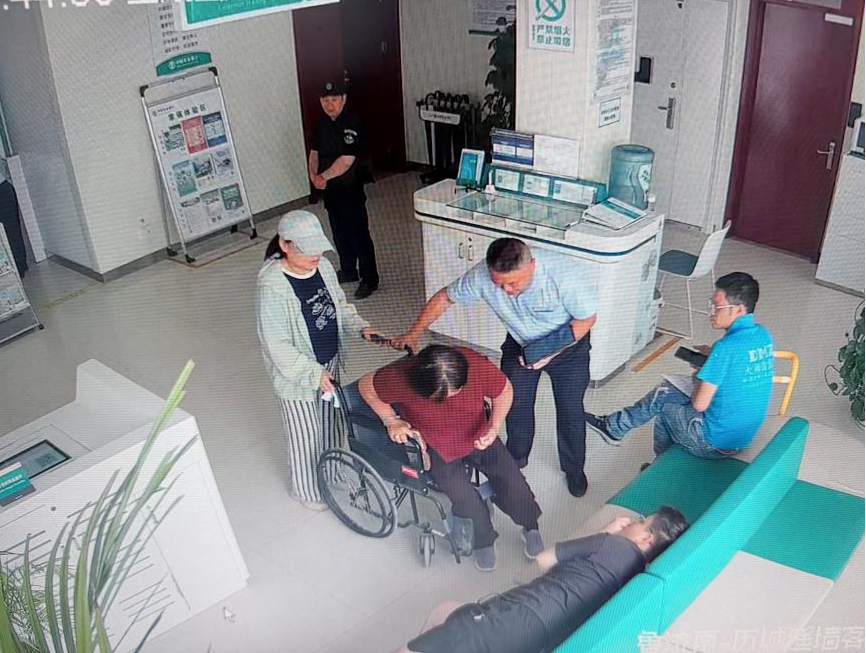 农行济南遥墙支行：轮椅上的守护 温情服务暖人心