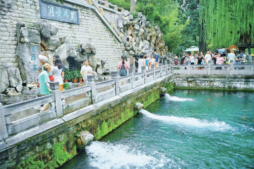 暑期“泉水游”热度攀升