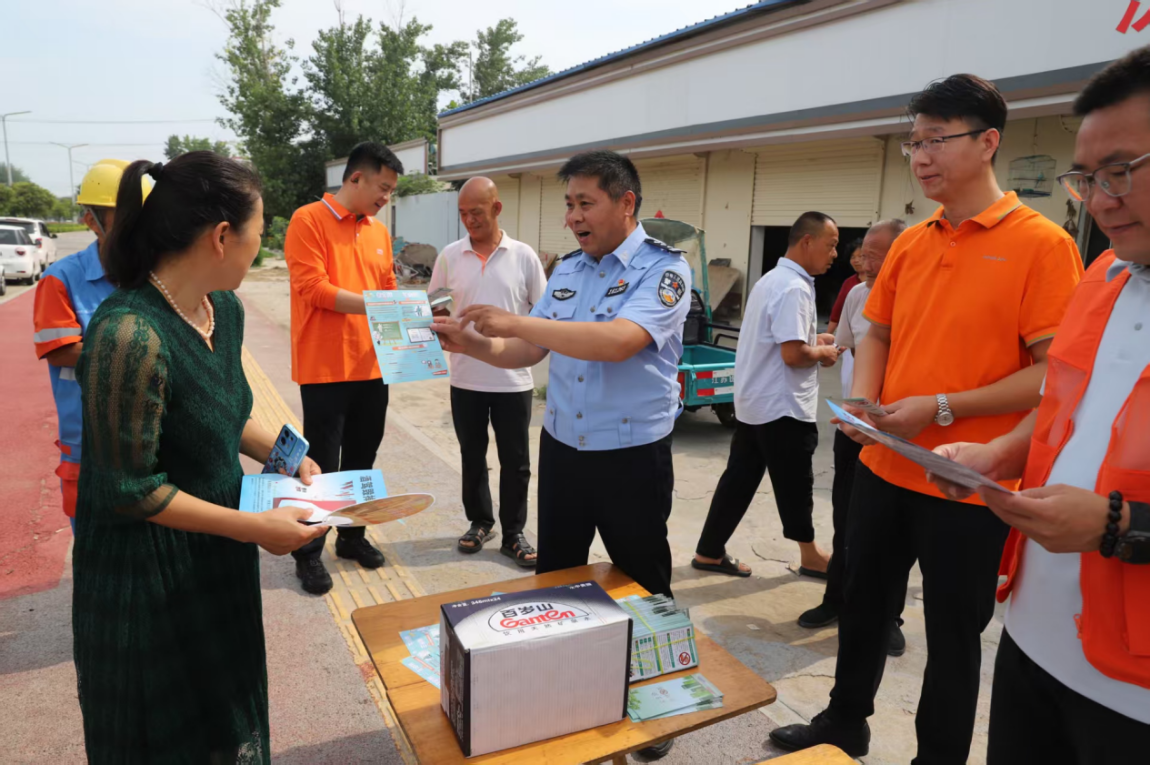 平安产险菏泽中心支公司“警保联动进乡村  护航群众出行路”
