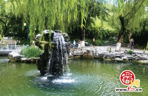 高温退场!雨中月牙飞瀑解锁泉城伏天限定美景