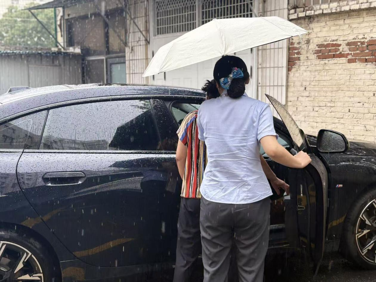 农行济南槐荫美里湖支行：暴雨里的“逆行”守护，农行员工驱车护送独居老人回家
