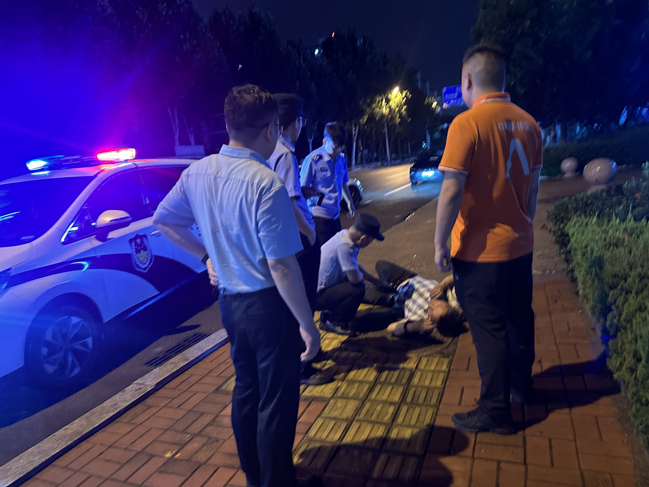 台风“巴威”夜袭，平安“守护者”积水中救回一条生命