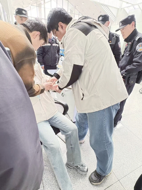 高铁站紧急救人，他一招化解乘客高原急症