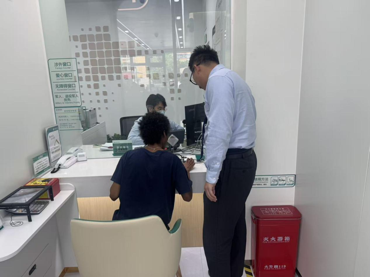 农行济南历下燕山支行：温情助外籍 服务显担当