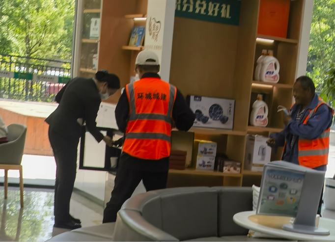 农业银行济南历下财智广场支行：一杯清水递温情，农行暖心敬环卫