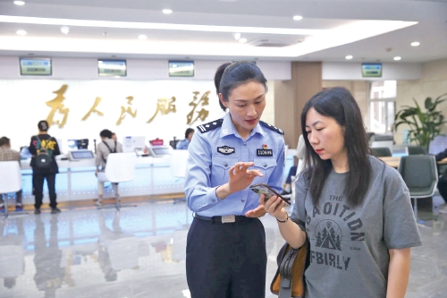 市中公安出入境部门用行动践初心——国门有温度服务暖人心