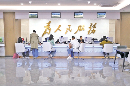 市中公安出入境部门用行动践初心——国门有温度服务暖人心