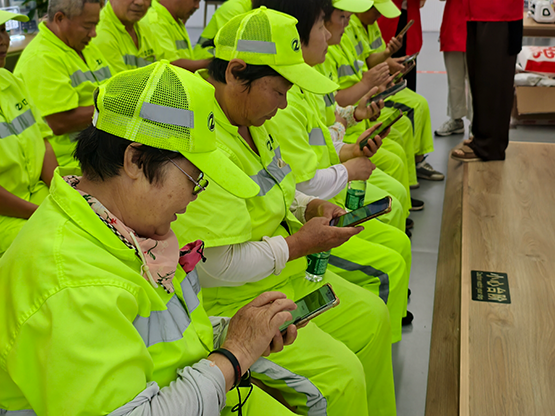 “一城辛劳 一厅清凉”——中国联通济南市分公司开展夏日送清凉志愿服务活动