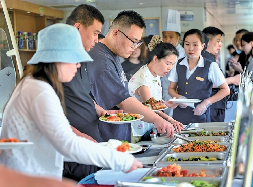 美味自助随行 旅途暖心升级！K1284/1次列车餐车开启自助用餐新模式
