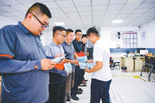 高温之下“双向奔赴” 快递小哥坚守与城市关怀的“清凉契约”