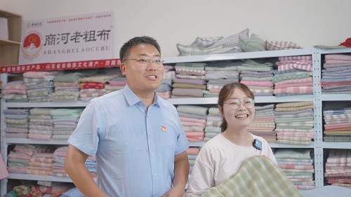告别国企铁饭碗，扎根乡土守非遗 “90后”党员让老粗布“织出”新产业