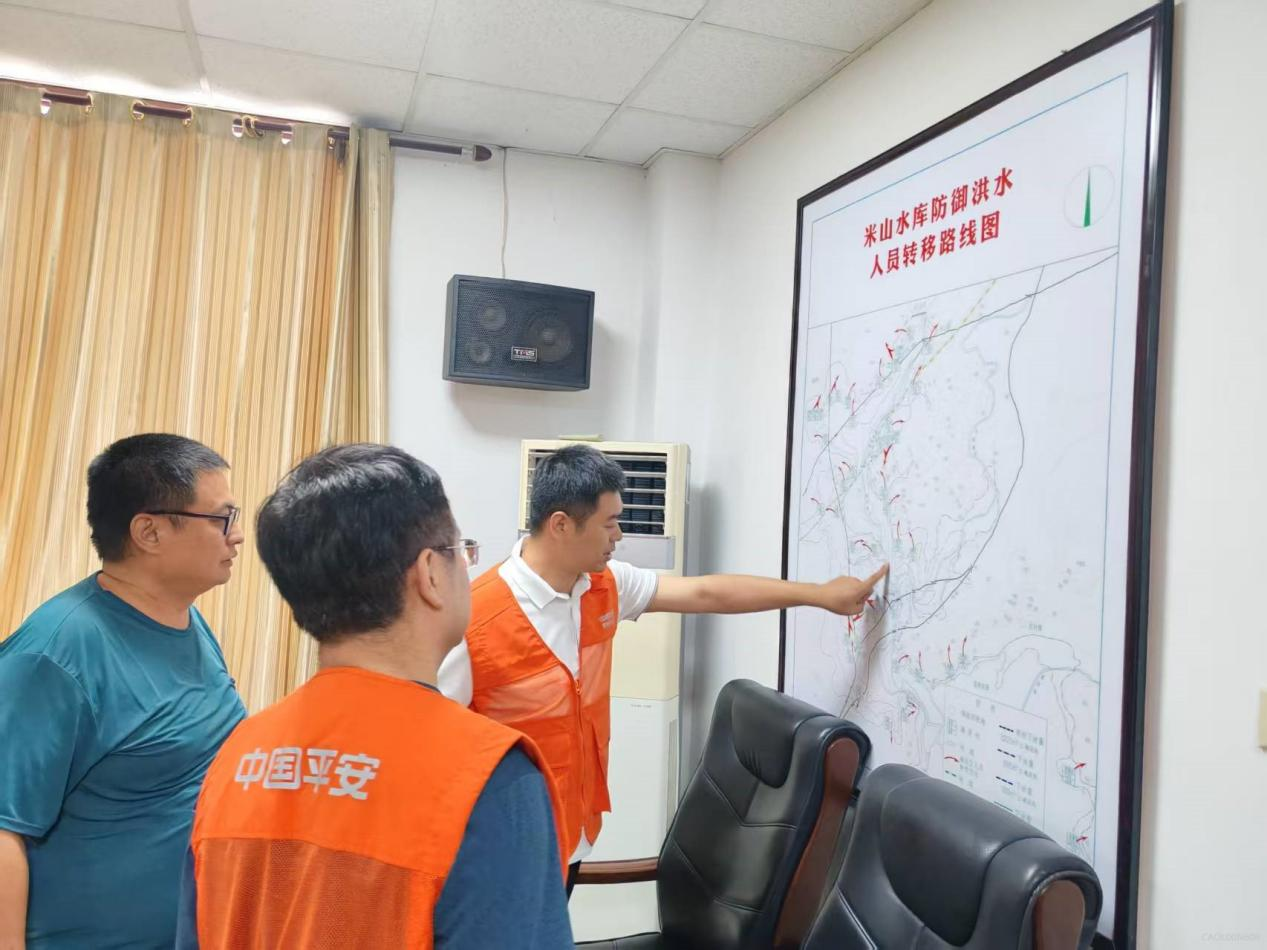 狂风骤雨显担当 党建引领筑防线 平安产险威海中心支公司党员志愿服务队一线防汛