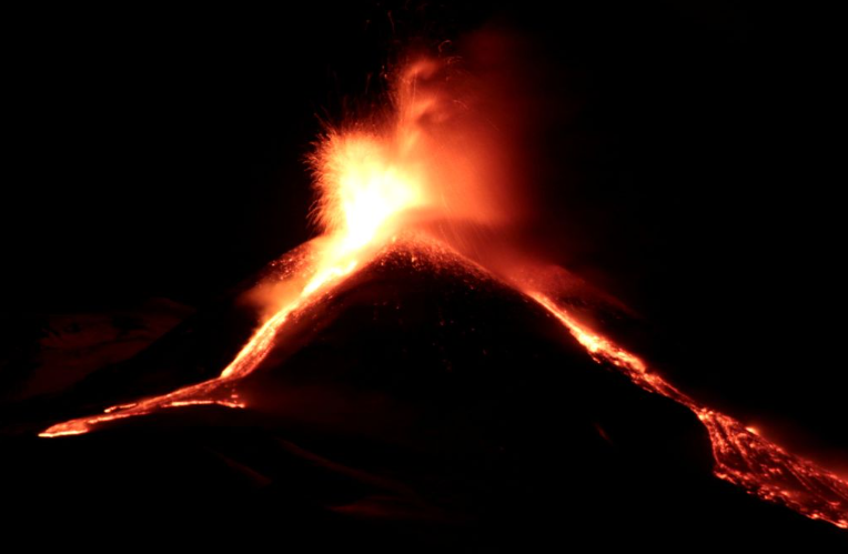 欧洲最高活火山持续喷发 西西里岛航班遭严重干扰