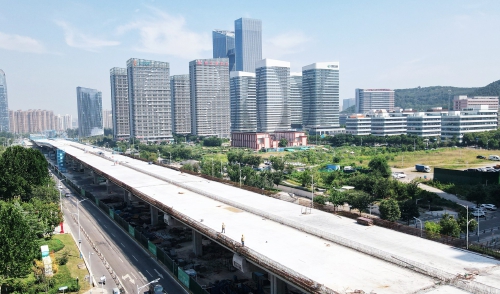 凤凰黄河大桥南延经十路以南段首跨防撞护栏浇筑完成