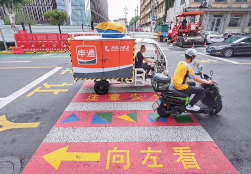 济南洪家楼南路焕新通车，“特色”斑马线亮相