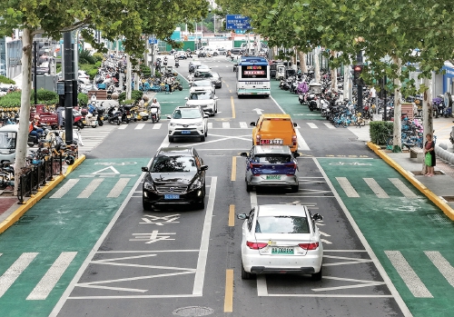 济南洪家楼南路焕新通车，“特色”斑马线亮相