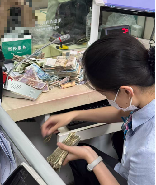 农行济南槐荫大金支行：零钱虽碎服务不打烊 耐心清点获商户点赞