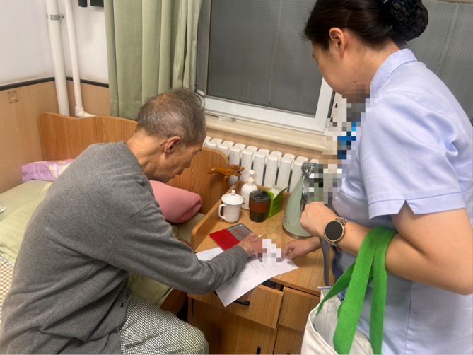 农行济南槐荫阳光新路支行：行动不便难办社保 上门服务温暖高龄老人