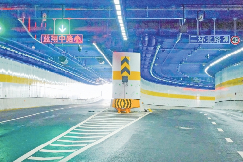 黄岗路黄河隧道出口方向路牌安装到位