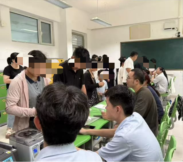 农行济南济北开发区支行——暖心金融服务进校园 便民收费办实事