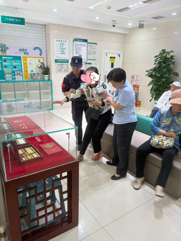 农行济南泺源无影山支行：一扶一搀暖人心，农情暖域伴夕阳