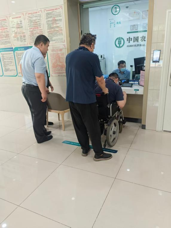 农行济南泺源制锦市支行：暖心服务消障碍
