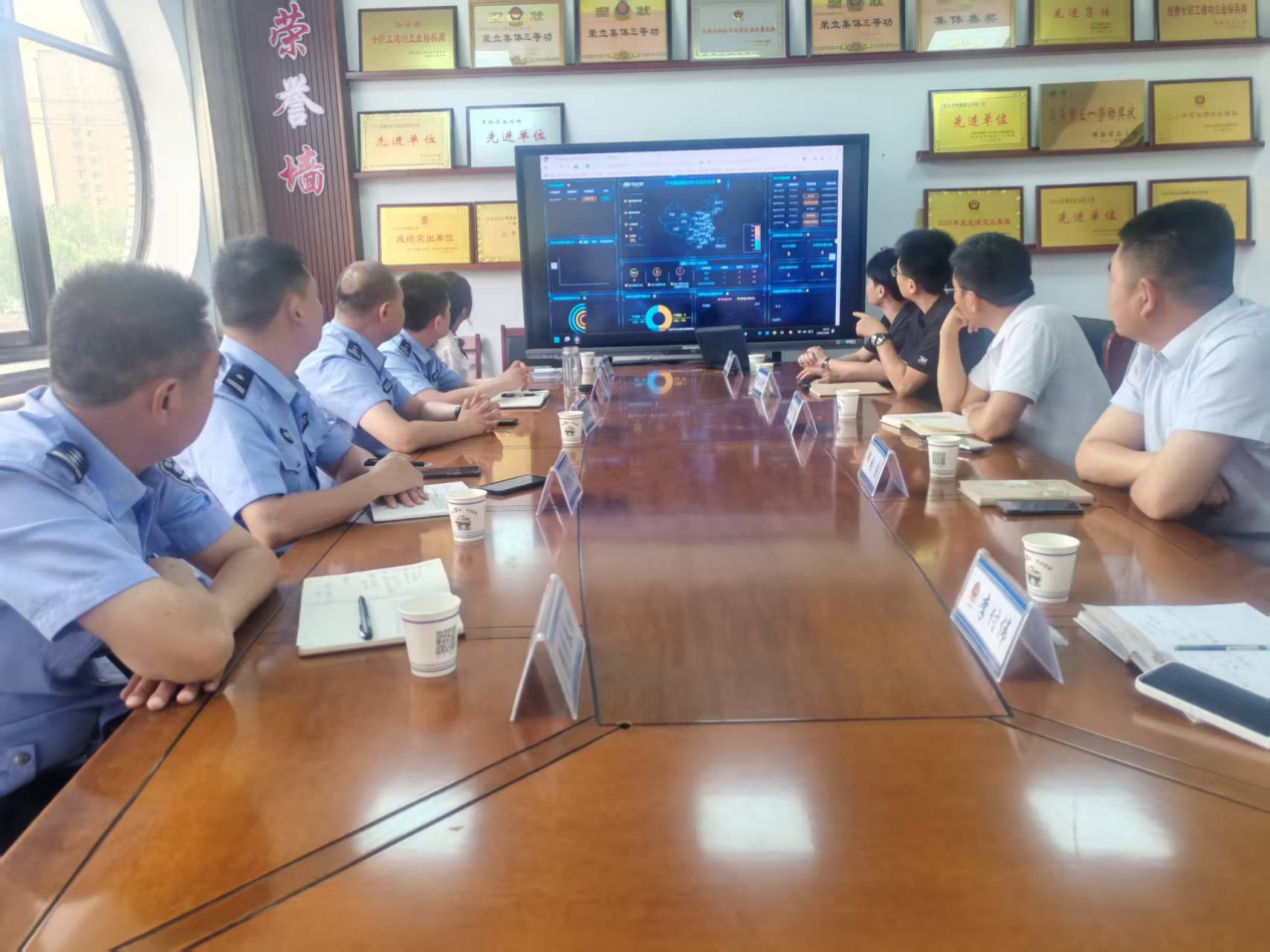 平安产险菏泽中心支公司创新“警保联动”模式 科技赋能大货车风险减量见实效——菏泽试点派驻专人进驻交警部门，构建“数据+预警+干预”闭环管