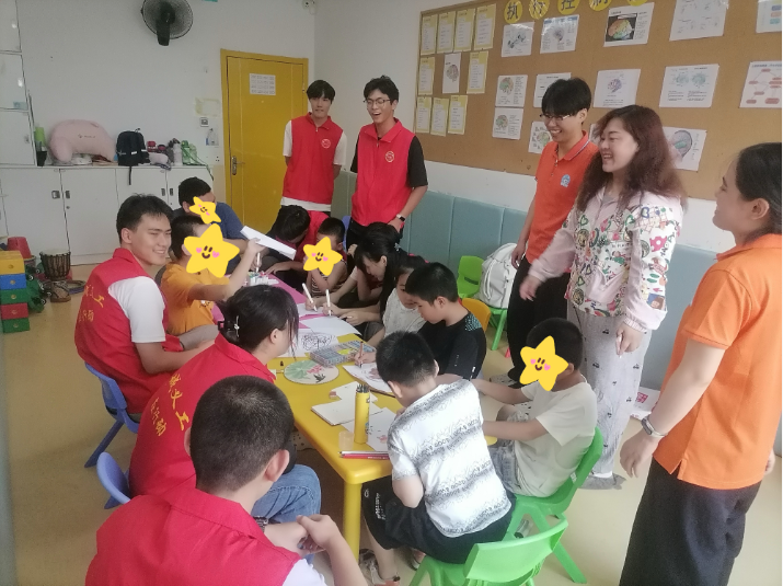 美育润童心 志愿暖盛夏 泉城义工爱心暑期开展特殊儿童艺术课堂志愿服务