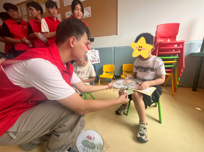 美育润童心 志愿暖盛夏 泉城义工爱心暑期开展特殊儿童艺术课堂志愿服务