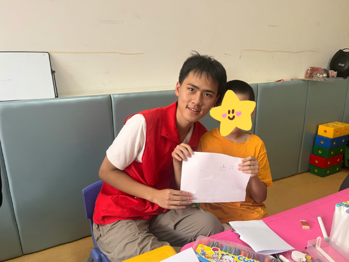 美育润童心 志愿暖盛夏 泉城义工爱心暑期开展特殊儿童艺术课堂志愿服务