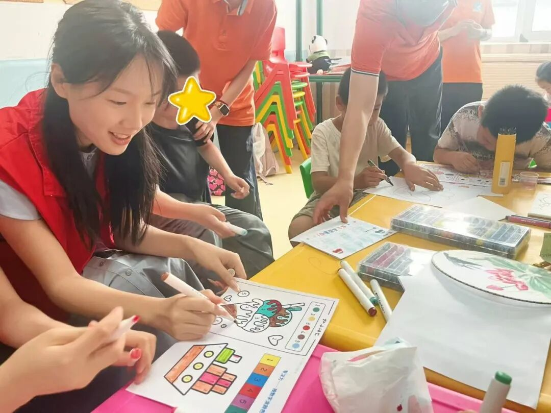 美育润童心 志愿暖盛夏 泉城义工爱心暑期开展特殊儿童艺术课堂志愿服务