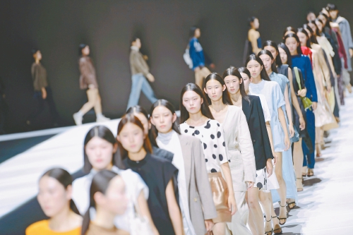 泉河映裳泺启新程 2026济南时装周启幕